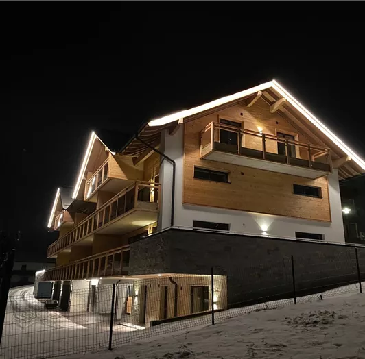 Außenansicht bei Nacht