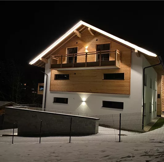 Außenansicht bei Nacht