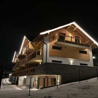 Außenansicht bei Nacht