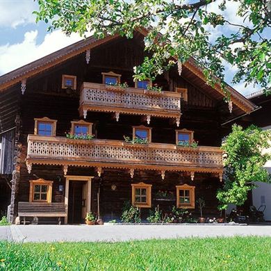 Öd-Bauernhaus im Sommer