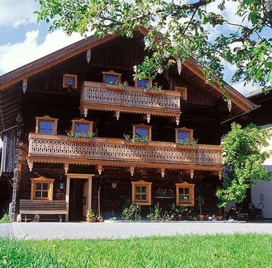 Öd-Bauernhaus im Sommer