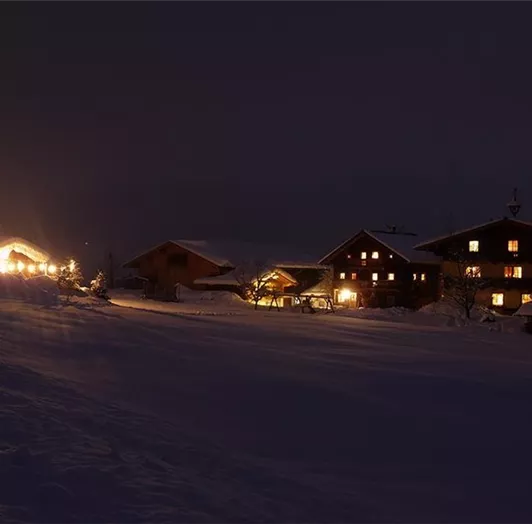 Öd-Bauernhaus im Winter bei Nacht