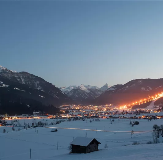 Ortsansicht bei Nacht