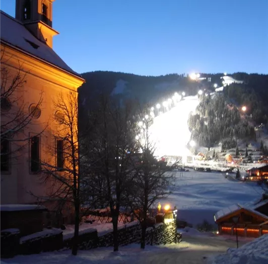 Blick auf die Weltcuppiste mit Flutlichtanlage