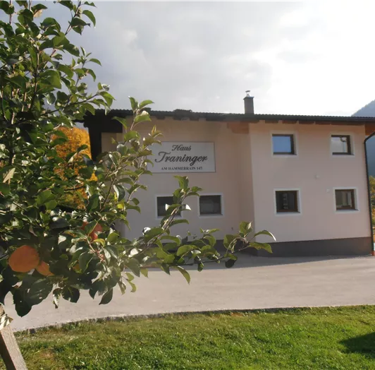 Haus Traninger mit Vorplatz