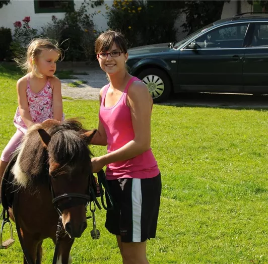 Ponyreiten mit Maxi