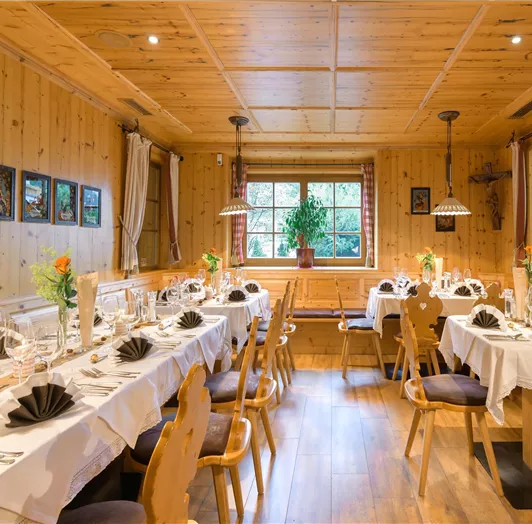 Einer der verschiedenen Restaurantbereiche ist die urige "Bauernstube".