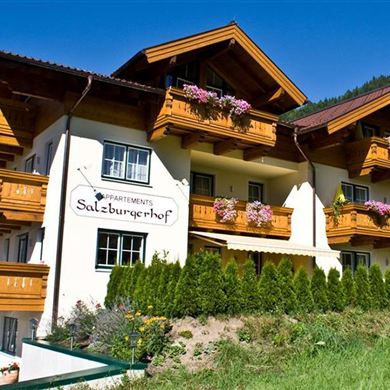 Salzburgerhof Appartements im Sommer