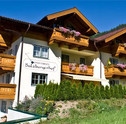 Salzburgerhof Appartements im Sommer