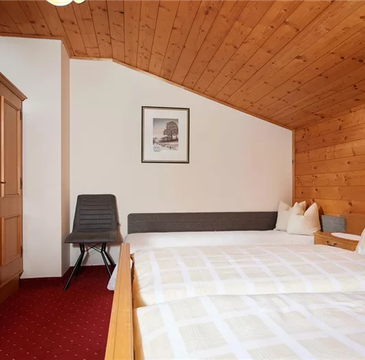 schlafzimmer-holzvertaefelte-decke