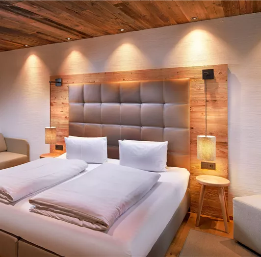 Schlafzimmer mit Doppelbett und Sofa