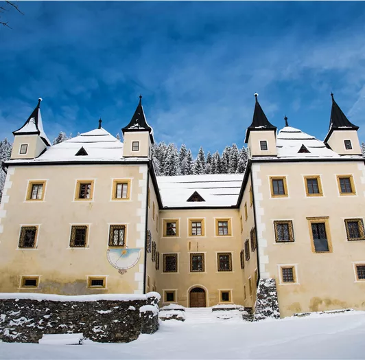 Das wunderschöne Schloss ist nur 5 Gehminuten von unserem Haus entfernt