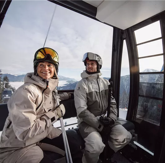 skifahrer-gondel-winter
