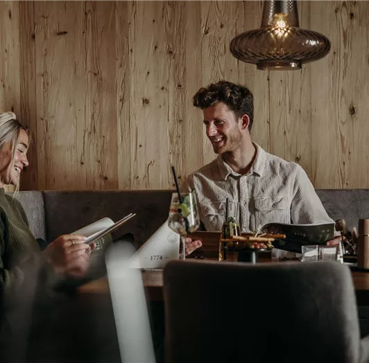 skiurlaub-abendessen im hotel-winterurlaub