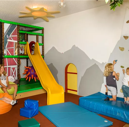 Der Kinder Indoor-Spielbereich verfügt über eine kleine Soft Play Anlage.