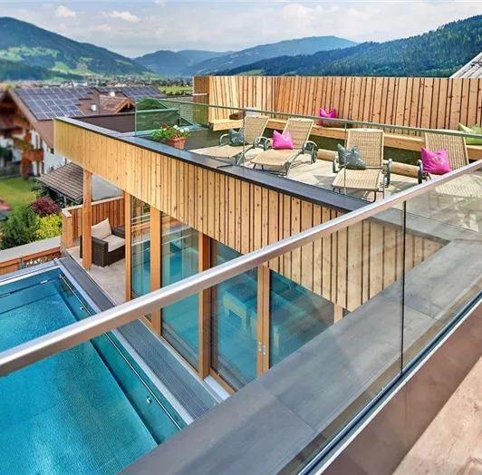 Auf dem Sonnendeck im AlmruhSpa hat man einen wunderschönen Blick auf Flachau und die Bergwelt.