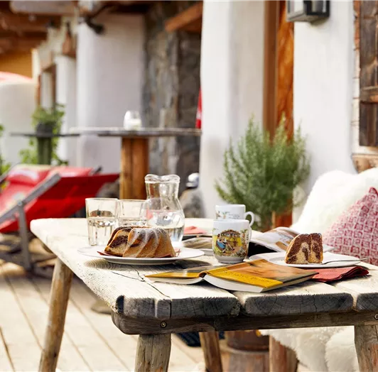 Erleben Sie Genuss und Gemütlichkeit auf unserer Sonnenterrasse. Gönnen Sie sich eine Auszeit inmitten der Alpenidylle – auf der liebevoll gestalteten Sonnenterrasse – eine Einladung zum Verweilen, Lesen und Genießen. Die Liegestühle laden zum Sonnenbaden ein, entspannte Atmosphäre, warm und freundlich – perfekt für ein entspanntes Frühstück, eine süße Kaffeepause oder einfach nur, um den Blick über die Berge schweifen zu lassen. Ob Sommer oder Herbst – auf dieser Terrasse wird jeder Moment zum 