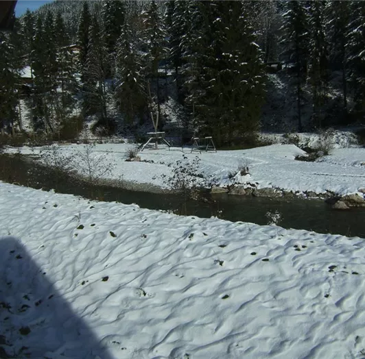 Spielplatz hinter dem Haus