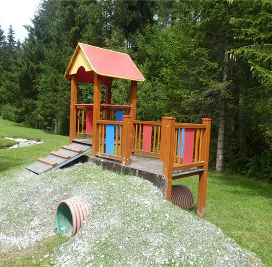 Spielplatz hinter dem Haus