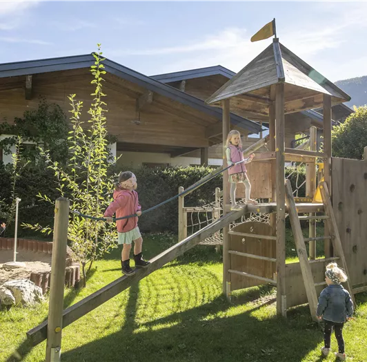 Am Kinderspielplatz finden die kleinsten Gäste neben Schaukel, Rutsche und Sandkasten auch einen Flying Fox, einen Niederseil-Parkour, GoCarts und einen FunCourt zum Fußballspielen.