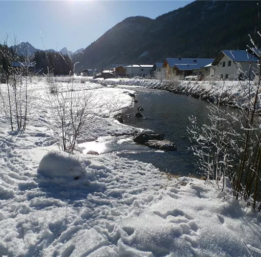 Spielplatz und Parkanlage hinter dem Haus