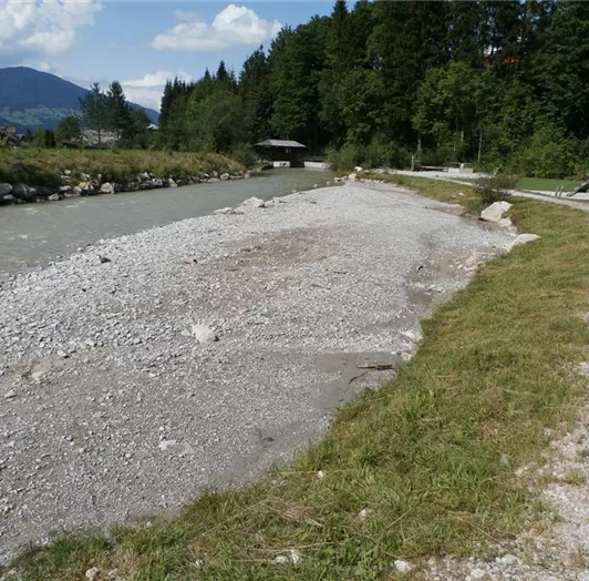 Spielplatz und Parkanlage hinter dem Haus