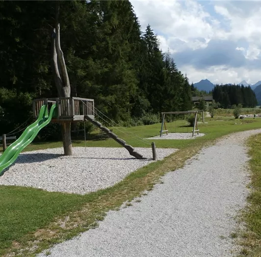 Spielplatz und Parkanlage hinter dem Haus