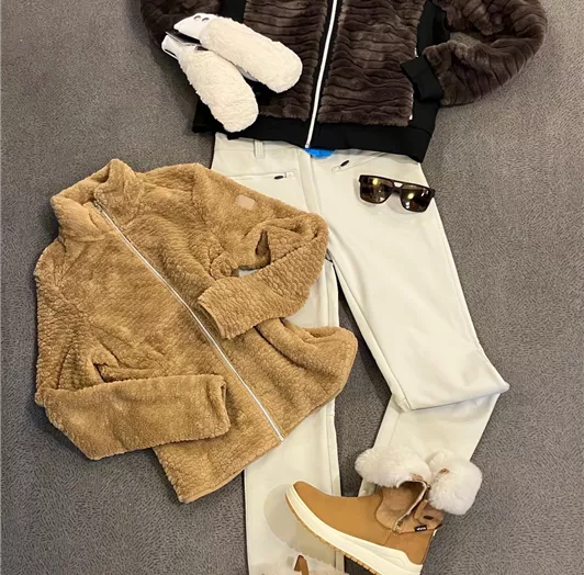 Eine modische Winteroutfit-Kombination mit verschiedenen Jacken, einer Hose und stylischen Stiefeln. Ergänzt wird das Outfit durch Handschuhe und eine Sonnenbrille.