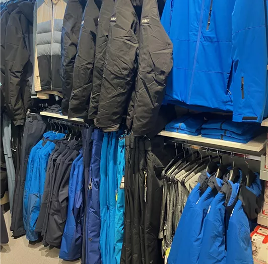 Eine Auswahl an Winterbekleidung für Herren.