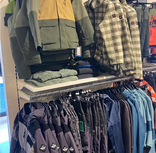 Auswahl an Winterbekleidung Boys. Die Kleidung ist ordentlich angeordnet und zeigt eine Vielzahl von Stilen.