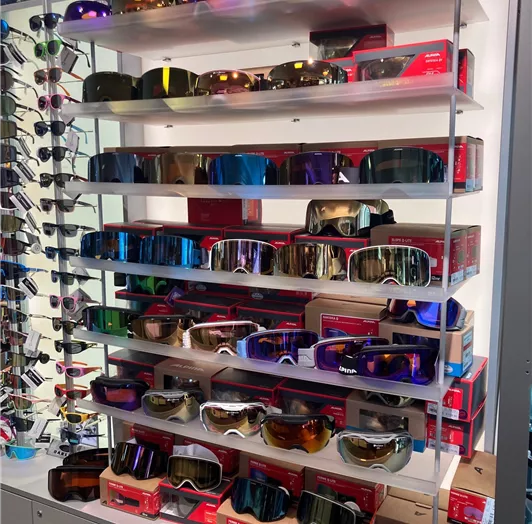 Auswahl von Ski- und Snowboardbrillen in verschiedenen Farben und Designs.