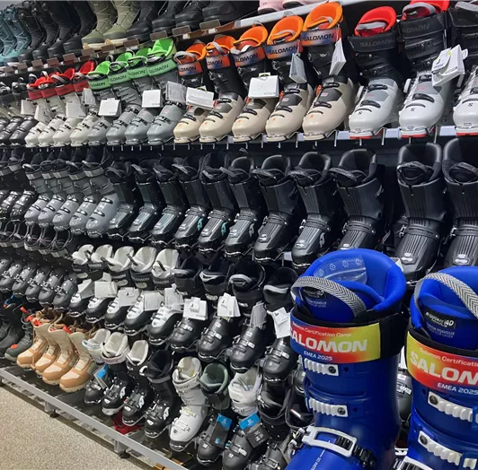 Eine große Auswahl an Skischuhen in verschiedenen Farben und Größen. Sport Perner  bietet zahlreiche Optionen für Skifahrer.