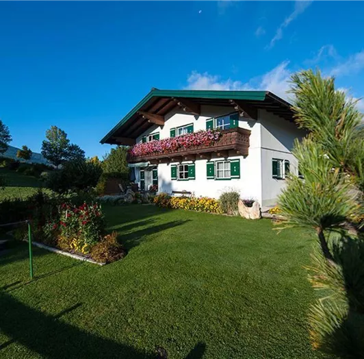 Frontansicht der Unterkunft mit Garten
