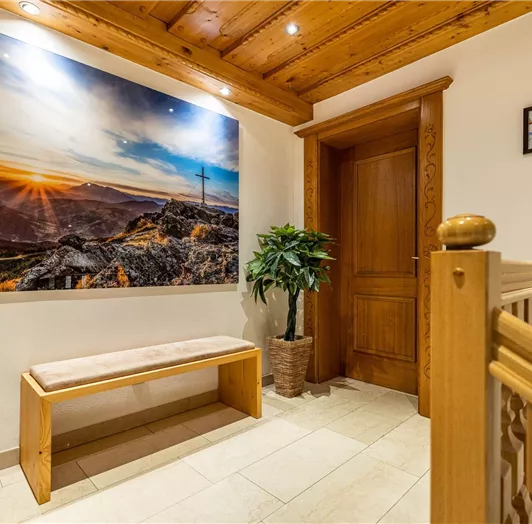 stiegenhaus-mit-bergpanorma