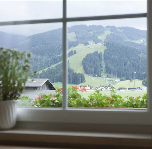 Südwest-Seitiger Balkon mit Aussicht auf die Piste