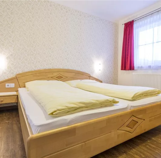 Doppelbett - Schlafzimmer