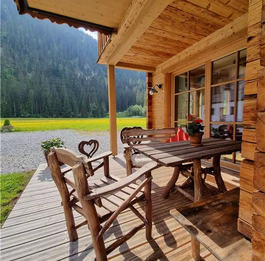 Terrasse von unserem Chalet - direkt am Badesee