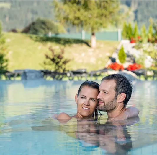 Entspannung in der Therme Amadé – nur wenige Minuten entfernt. Wohlfühlen, eintauchen, abschalten: In der nahegelegenen Therme Amadé genießen Sie ganzjährig Bade- und Wellnessvergnügen in stilvollem Ambiente. Ob im warmen Sole-Außenbecken mit Bergblick, beim Relaxen im großzügigen Saunabereich oder beim Sport im Wellenbad – hier ist für jeden etwas dabei. Ideal für entspannte Stunden nach einem Skitag oder als Schlechtwetter-Alternative. Vom Almdorf aus in nur wenigen Minuten erreichbar!