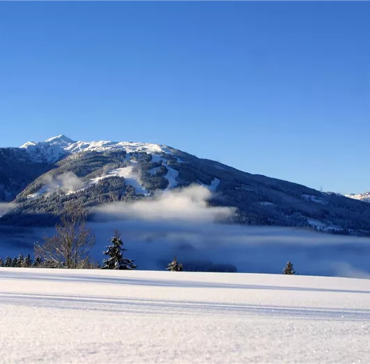 Schneebedeckte Berge, strahlend blauer Himmel, romantische Atmosphäre