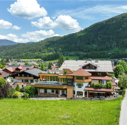 Drohnen-Blick auf das Hotel.