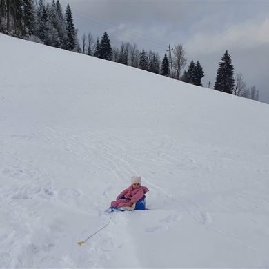 Toben und Spielen im Schnee rund ums Haus