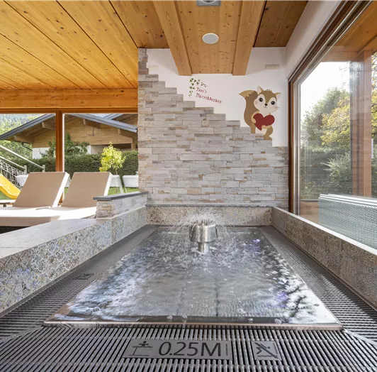 Das Kleinkinder Planschbecken befindet sich neben dem Hallenbad im FamilienSpa Bereich.