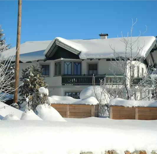 verschneit vom Nachbarn gesehen