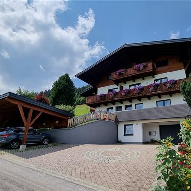 Vorderansicht vom Haus mit zwei Carportplätze für unsere Gäste