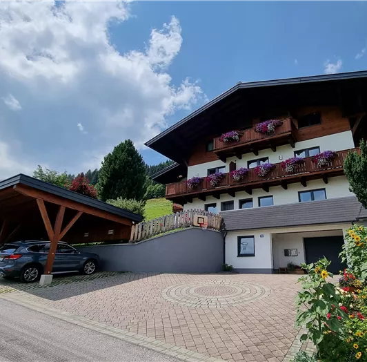 Vorderansicht vom Haus mit zwei Carportplätze für unsere Gäste