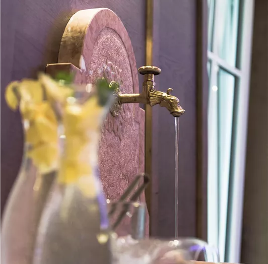 Wasserbrunnen im Wellnessbereich