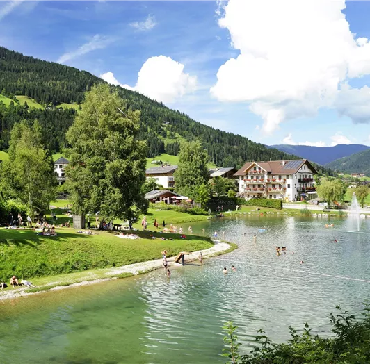 Der See in direkter Nähe mit kleinem Spielplatz sorgt bei freiem Eintritt für gute Laune