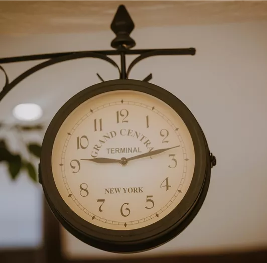 Eine klassische Wanduhr im Stil von Grand Central Terminal.