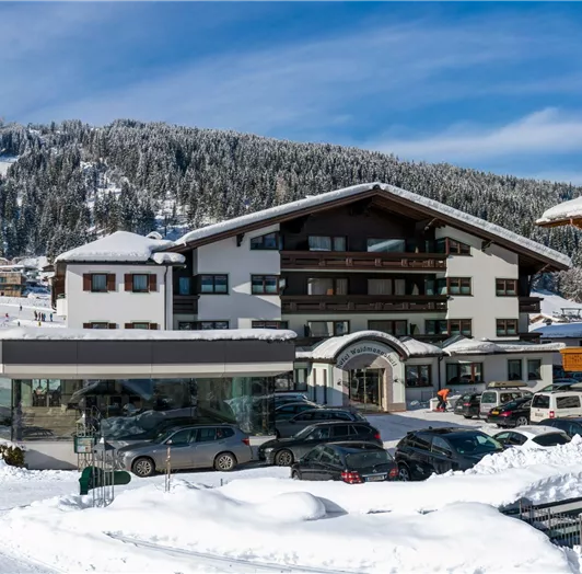 Hotelansicht im Winter