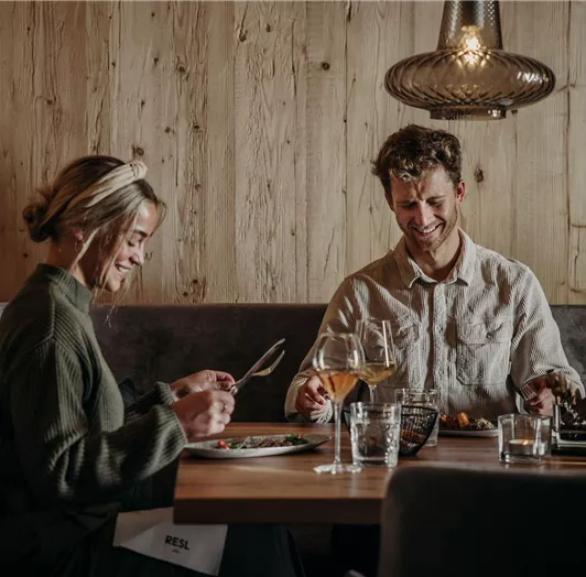 winterurlaub-abendessen im hotel-restaurant